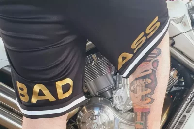 Der Pulverer Short mit Schriftzug Bad Ass