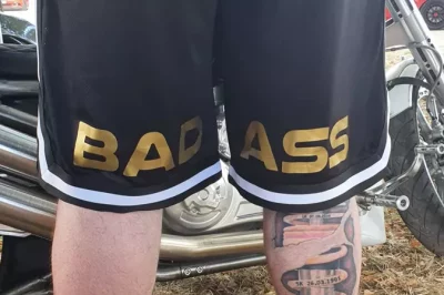 Der Pulverer Short mit Schriftzug Bad Ass