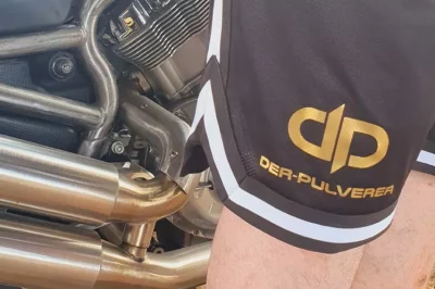 Der Pulverer Short mit Logo